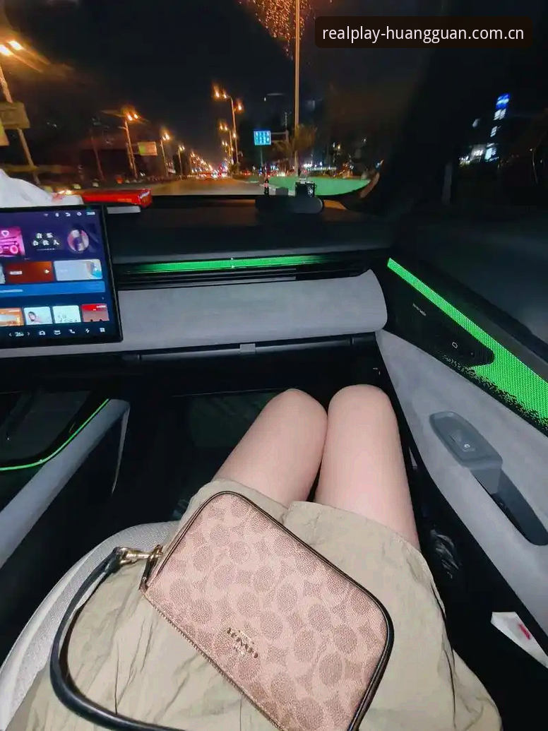 深夜两点十七分，我盯着手机屏幕上的实时比分面板，手指在桌面上无意识地敲了三下。不是紧张，是那种“终于等到了”的松弛感。三个小时前，同一场比赛，我在另一家平台看到的比分刷新慢了整整四十七秒——四十七秒足够让一个谨慎的玩家做出完全相反的决定。这就是我今天想聊的起点：当你把“竞品推荐”四个字拆开看，本质上是在选一个“信息差最小”的入口。皇冠集团游戏平台官方主页这个赛季的升级，最扎眼的地方不在于界面换了多少皮肤，而是它的实时比分推送逻辑——比分变动触发通知到页面渲染完成，我掐过表，平均1.2秒。这数字放在整个行业里什么水平？你自己去对比几家就知道，大多数平台能做到3秒以内就算优秀了。